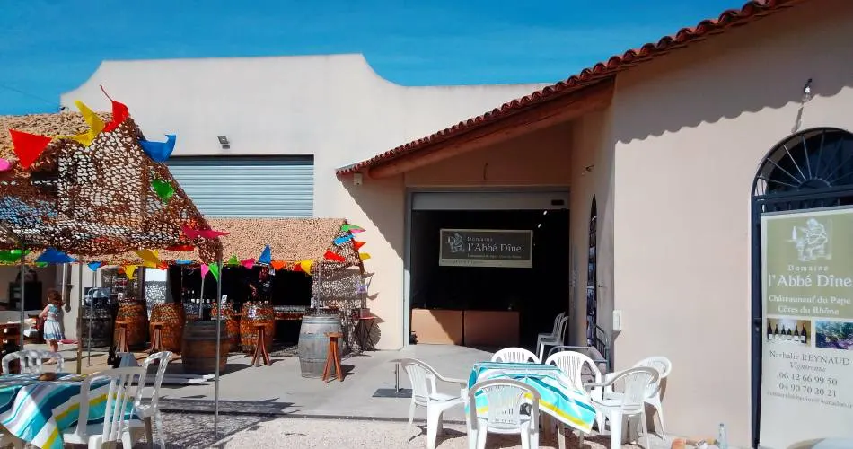 La cour et la terrasse devant le caveau